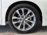 純正のアルミホイール装着車です。タイヤサイズは225/50R18です。