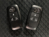 スマートキーを装備しています☆カギをカバンやポケットに入れて頂いた状態でドアロックの開閉やエンジンスタートをして頂けますよ!とても便利な装備です!