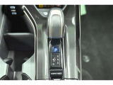 ハイブリッドカーですが運転操作は普通の車と変わりませんのでご安心ください。操作方法はスタッフが説明いたしますのでお気軽にご質問ください
