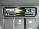 ◆ETC2.0装着◆進化したドライブ体験。料金収受システムだけだったETCが生まれ変わって、高速道路を賢く使うETC2.0に進化しました。多彩な情報サービスが便利で快適なドライブ体験を提供します。
