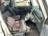 運転席まわりです。実際に座ってみて、乗り心地を体験してみてください,視界も良好です