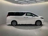両側のスライドドアが電動開閉するので狭い駐車スペースなどでの乗り降りの際に便利です♪ 操作はワイヤレスリモコン/室内スイッチのどちらからも可能です!