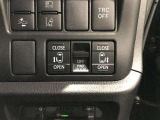 スマートキーや運転席のスイッチで後席両側スライドドアの開閉が可能♪電動だから力を入れてドアを開ける必要が無く、小さなお子様でも簡単に開け閉めでき快適です♪