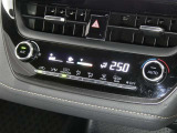 【オートエアコン】車内温度を感知して自動で温度調整をしてくれるのでいつでも快適な車内空間を創り上げます!どの席に座っても快適なドライブが楽しめます♪