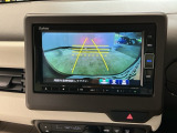 【バックカメラ】運転が苦手な方も車庫入れラクラクです!ギアをリバースに入れれば自動的に切り換わりますので、面倒な操作は不要です♪狭い駐車場もお車を傷つけず安心ですね!