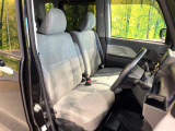 運転席まわりには十分なスペースがあり、大柄な方でもゆったり運転していただける環境です。