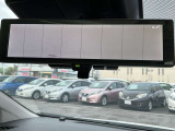 スマートルームミラーは後席に人が乗っていても、後方の視界を確保します。