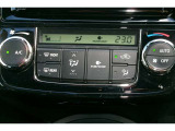 オートエアコンを装備。好きな温度で設定をすれば、自動で車内を快適な温度にできます。