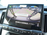 後退時には、11インチの広大なディスプレイに車両後方の映像をフル表示。リフトアップによる死角を補い、大きな車体もミリ単位で操れるような安心感を与えてくれます。