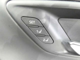 運転席のシートポジションを記憶・再現できるメモリー機能を搭載しています。
