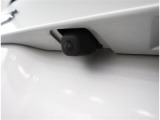 バックカメラが付いているので後方確認が非常にしやすいです。今や運転初心者も熟練者も必須装備!ついていて損はないですね♪