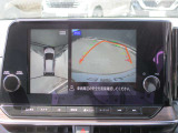 アラウンドビューモニターも装備しております。ご覧のように車体を真上か見たような映像なので、車庫入れの苦手なお客様ももうご心配いりません。