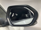 ブラインドスポットモニター(BSM)を装備しています。隣を走る車両が死角に入るとミラー内LEDインジケーターが点灯。さらに、ウィンカーを出すとインジケーターが光って点滅して注意を促してくれます。