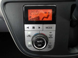 オートエアコンです。車内を設定温度に保ち、快適空間をキープします。