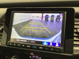 リバースギアに入れるだけで後方の表示へ切り替わります。夜間や雨の日の駐車も楽になりますよ。