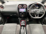 随所に散りばめられたNISMOのアイデンティティであるレッド・アクセント乗り込むたびに、走る愉しさを高め、スポーツマインドを掻き立てるコックピットです。