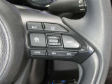 【レーダークルーズコントロール】(全車速追従機能付)付きです。車速に応じて追従支援してくれるので、ロングドライブも快適です。詳細は販売店スタッフまでおたずねください。