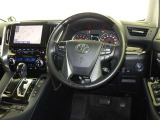 運転席まわりです。 各操作スイッチは使いやすい位置に配置されてます。