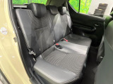 後部座席も気になるようなキズ・汚れやへたり等、大きなダメージはなく、良好な状態です。