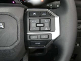 【レーダークルーズコントロール】(全車速追従機能付)付きです。車速に応じて追従支援してくれるので、ロングドライブも快適です。詳細は販売店スタッフまでおたずねください。