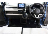 ドライバーを包み込むように、ディスプレーやスイッチ、コンソールを配置。座った瞬間から運転への期待が!空間そのものの心地よさにこだわっています。