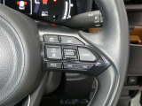 【レーダークルーズコントロール】(全車速追従機能付)付きです。車速に応じて追従支援してくれるので、ロングドライブも快適です。詳細は販売店スタッフまでおたずねください。