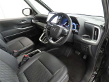 シンプルで使いやすいデザインの運転席です。