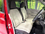 運転席まわりには十分なスペースがあり、大柄な方でもゆったり運転していただける環境です。