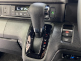 インパネシフトだから視線の移動も少なく足元もスッキリ♪運転席もゆったりしているのでゆとりを持ってドライブできますね!