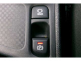 「P」ポジションに入れると自動で作動。「HOLD」スイッチを押し、システムONの状態にしておくことで、渋滞や信号待ちなどでブレーキを踏んで停車したときにブレーキを保持。アクセルを踏むと解除。