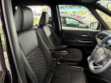 運転席の画像です。足元やシートまわりに余裕があり、リラックスした姿勢で運転が可能です。視界も良好で操作系へのアクセスもしやすく、快適で安心感のあるドライブをサポートします。