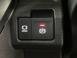 【電動パーキングブレーキ+オートブレーキホールド機能】 指先だけで簡単に操作が可能なパーキングブレーキ、スイッチを押すとブレーキペダルから足を離してもブレーキを保持できるオートブレーキホールド搭載。
