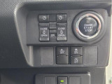 ボタンでエンジン始動が可能な、プッシュスタート機能搭載!もしもの時の、盗難警報装置イモビライザーも同時に装備されております! キーレスのボタン、もしくは、ドアハンドルのスイッチセンサーで開閉可能です!