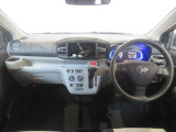 運転のしやすさを最優先に考えられた運転席。よく使う物が手を伸ばせばすぐ届く。