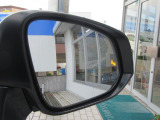 隣車線を走る車両をレーダーで検知し、ドアミラーでは確認しにくい後側方エリアに存在する車両に加え、急接近してくる車両も検知します。車両を検知するとドアミラーに搭載されたLEDインジケーターが点灯します。