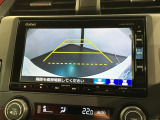リバースギアに入れるだけで後方の表示へ切り替わります。夜間や雨の日の駐車も楽になりますよ。