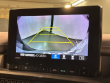リバースギアに入れるだけで後方の表示へ切り替わります。夜間や雨の日の駐車も楽になりますよ。
