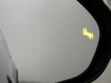 隣車線を走る車両をレーダーで検知し、ドアミラーでは確認しにくい後側方エリアに存在する車両に加え、急接近してくる車両も検知します。車両を検知するとドアミラーに搭載されたLEDインジケーターが点灯します。