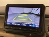リバースギアに入れるだけで後方の表示へ切り替わります。夜間や雨の日の駐車も楽になりますよ。