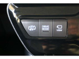 EV走行するための駆動用電池残量を温存したい場合などは「EV/HV」で切替えることが出来ます。また、気分や走行状況に合わせてPWRやECOに切替えられるドライブモードセレクトも装備しています。