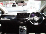 開放的で周囲が広く見渡せる運転席は車両の感覚がつかみやすくて安心安全です♪雨の日も視界良好、油膜や汚れの付着を防止するウィンドウ撥水の施工も承ります♪フロントガラスだけでなく、全ガラスに施工可能です☆