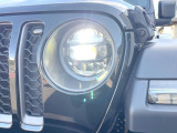 ●LEDヘッドライト:夜間走行時も良好な視界を確保し安心して運転できる高輝度LEDヘッドライトを装備!点灯速度が早く、消費電力も抑えられています。