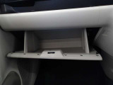 車検証などの収納に便利なグローブボックスです。