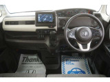 運転にかかわる様々な操作を安全に行えるように視点移動が少なく、操作性に配慮されたスイッチ類が凝縮されたコクピットです。