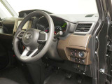 運転席の様子です。見通しの良いすっきりとした内装で運転しやすい空間となっております!