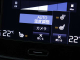 フロントシートヒーターは3段階で調節できます。ステアリングホイールも3段階で調節できます。