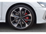 テストドライバーとエンジニアがテスト走行により、車種に応じて選定されたホイールサイズの組み合わせにより、素直なハンドリングとスムーズな乗り味を実現する各車種専用デザインのアルミホイール