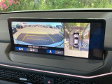 バックギアに入れますとご覧のような画像に自動的に切り替わります。車庫入れ時に役立ちます。
