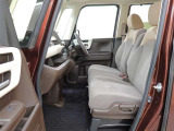 ベンチシートで運転席から助手席への移動もスムーズです!