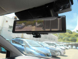 スマートミラーです。後席に人がいたり荷物が山積みでも大丈夫。後の視界はカメラの映像で見れますよ。